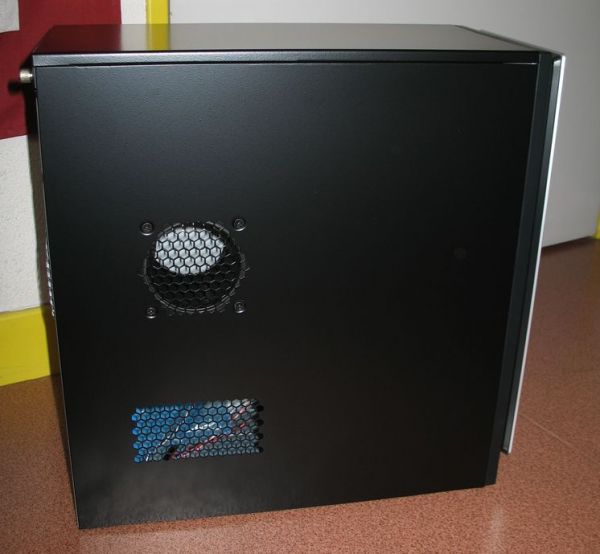 Antec NSK 4400 : le côté gauche