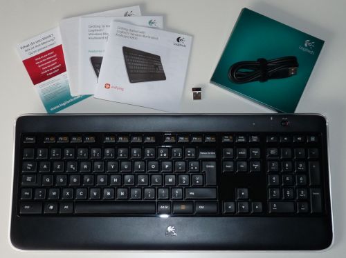 Logitech K800 : contenu de la boîte