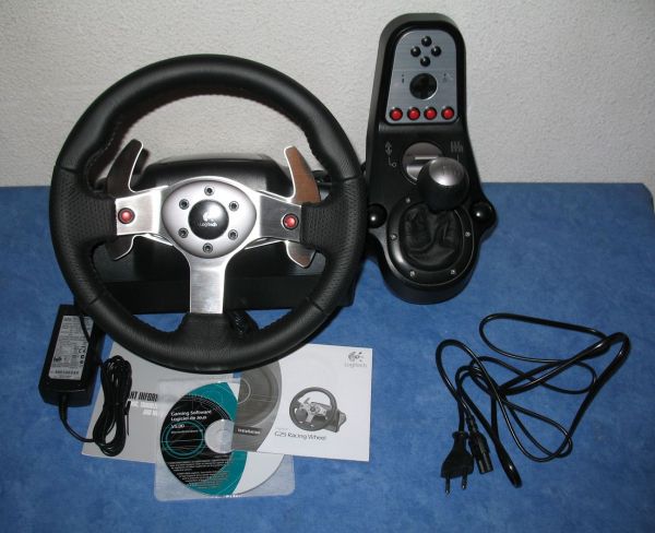 Logitech G25 : le volant et le levier de vitesse